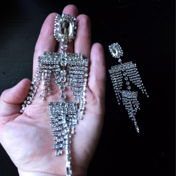 🆕 Hyperbole Dangle Statement Earrings - Picture 6 of 6